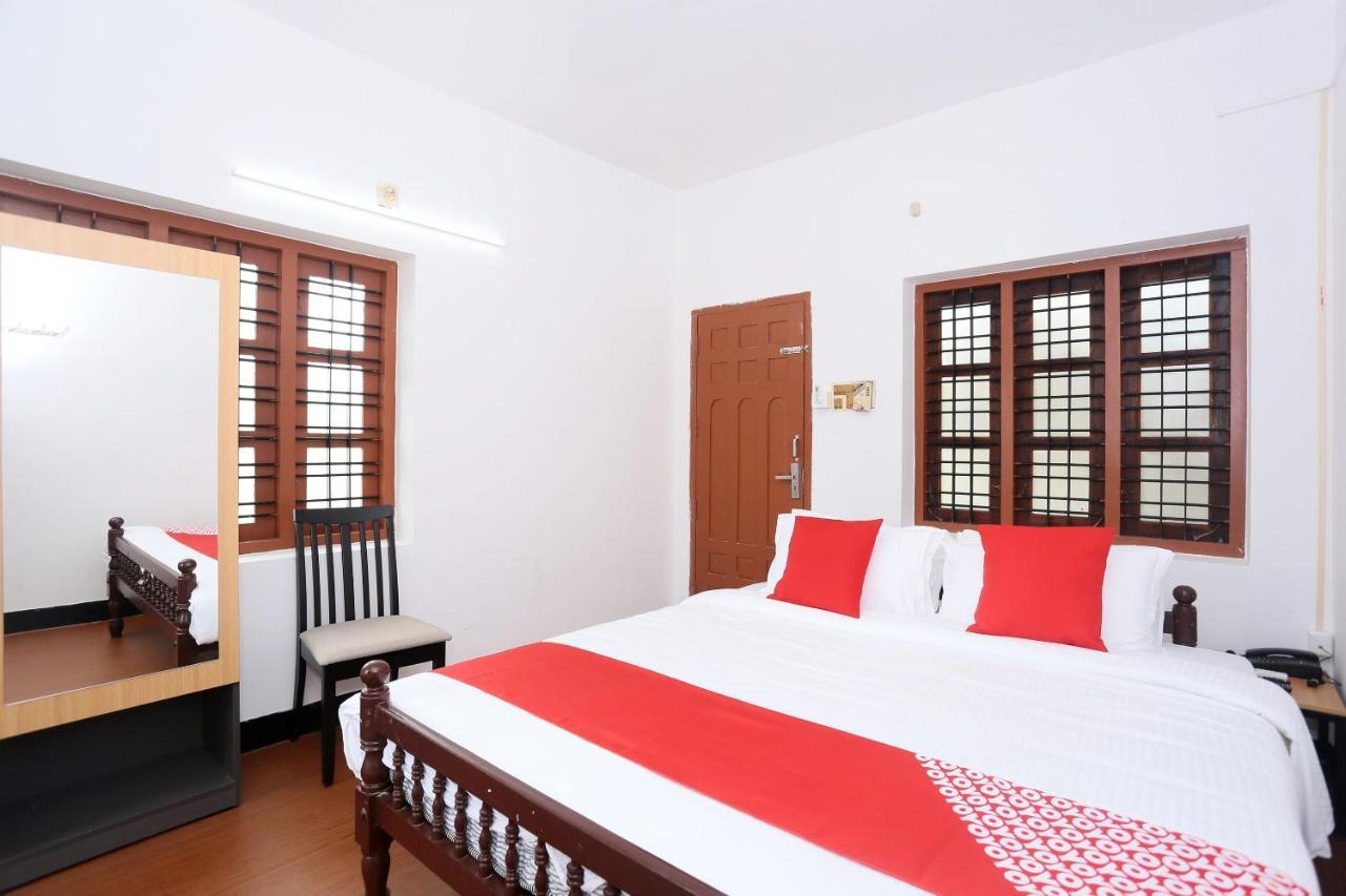 Oyo Flagship Kaveri Tourist Home กูรูวาเยอร์ ภายนอก รูปภาพ